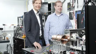 Martti Heinonen and Anders Wallin by the optical clock at VTT MIKES